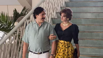 The skirt is yellow with polka dots black of Virginia Vallejo (Penélope Cruz) in Loving Pablo