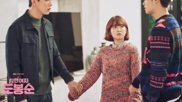 Le pull rose de Do Bong Soon (Park Bo Young) dans Strong Woman Do Bong-soon