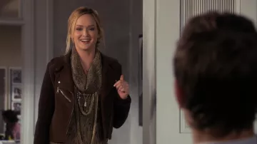Chaqueta marrón de Ivy Dickens (Kaylee Defer) en Gossip girl S05E10