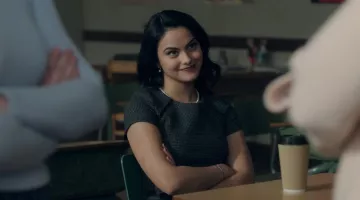 The grey coat of Veronica Lodge (Camila Mendes) in Riverdale S01E08