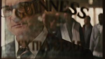 El escenario Guinness en el bar con Harry Hart (Colin Firth) en Kingsman: Secret Service