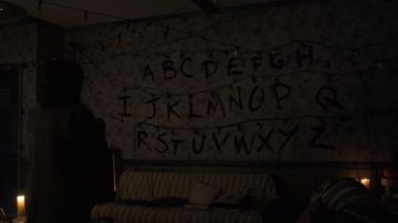 La cadena navideña de luces en la pared de Joyce Bayer (Winona Ryder) en Stranger Things (S01E03)