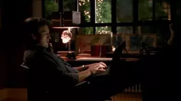 La lampe tête de mort de Richard Castle (Nathan Fillon) dans Castle