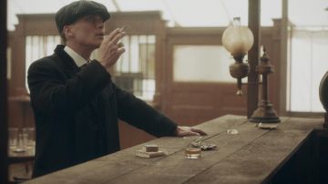 La casquette rayée de Thomas Shelby (Cillian Murphy) dans Peaky Blinders S02E06