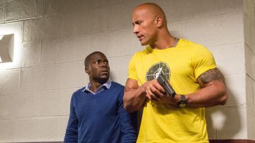 The yellow t-shirt of Bob Stone (Dwayne Johnson) in Agents almost secret