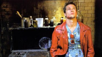 Le t-shirt bleu imprimé "motos" de Tyler Durden (Brad Pitt) dans Fight Club