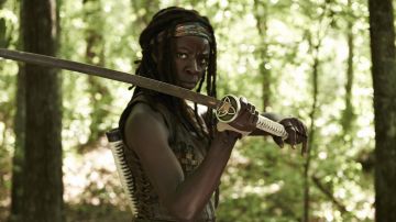 La katana de Michonne (Danai Gurira) en The Walking Dead temporada 2