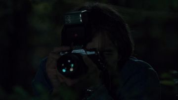 La cámara de Jonathan Byers (Charlie Heaton) en Stranger Things S01E02