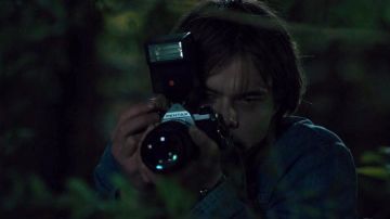 La cámara Pentax de Jonathan Byers (Charlie Heaton) en Stranger Things S01E02