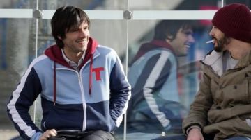 La veste bleue Toho (Olive et Tom) d'Orel (Orelsan) dans Comment c'est loin