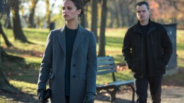 The grey coat Heather Lee (Alicia Vikander) in Jason Bourne