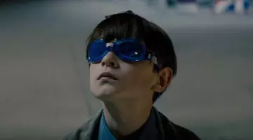 Les lunettes de protection bleues de Alton (Jaeden Lieberher) dans Midnight Special