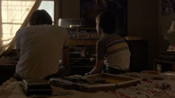 Le vinyle du groupe The Clash écouté par Will Byers (Noah Schnapp) et Jonathan Byers (Charles Heaton) dans Stranger Things saison 1