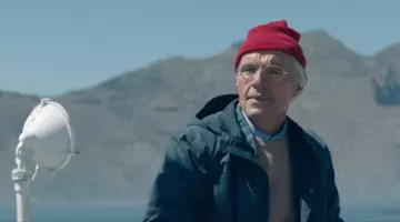 Le bonnet rouge de Jacques-Yves Cousteau (Lambert Wilson) dans L'Odyssée