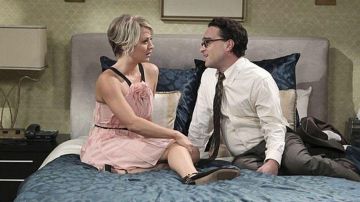 La robe rose Bcbgmaxazria de Penny (Kaley Cuoco) dans The big bang theory S09E01