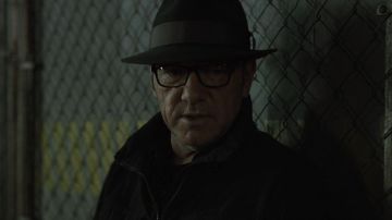 Glasses of view of Frank Underwood (Kevin Spacey) in House of Cards S02E01