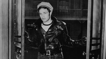 Le blouson en cuir Schott NYC de Johnny Strabler (Marlon Brando) dans L'équipée Sauvage