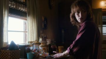 The peanut butter Jif Joyce Byers (Winona Ryder) in Stranger Things