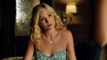 Necklace in silver with inscription "Love" to Caroline (Candice Accola) in The Vampire Diaries