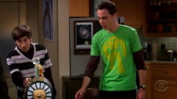 T-shirt robot Sheldon Cooper (Jim Parsons) in The Big Bang Theory