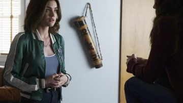 PRETTY LITTLE LIARS - Bombardero usado por Aria de la marca maje