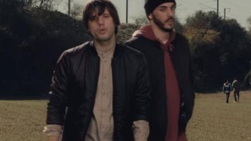 Le blouson en cuir noir de Orelsan dans Comment c'est loin