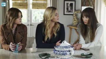 Chaqueta de cuero con tachuelas de Aria Montgomery en Pretty Little Liars