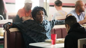 Sudadera con capucha Adidas estampada de camuflaje de Leon (Joey Badass) en Mr. Robot