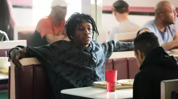 Le sweat à capuche Adidas imprimé camouflage de Leon (Joey Badass) dans Mr. Robot