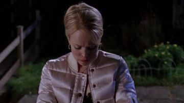 Chaqueta de plumas rosa de Regina George en Mean Girls