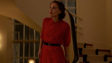 The red dress 30 years of Laura Barlow (Natalie Portman) in Planetarium ...