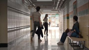 Nike shoes Cortez White of Steve Harrington (Joe Keery) in Stranger Things S01E03