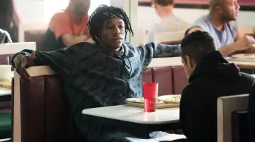 Le survêtement Adidas gris de Leon (Joey Bada$$) dans Mr. Robot