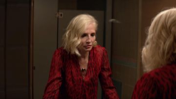 Janine 'Smurf' Cody 's (Ellen Barkin) blusa de estampado de leopardo rojo en Animal Kingdom