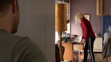 The black jeans Free People of Janine 'Smurf' Cody (Ellen Barkin) in the Animal Kingdom