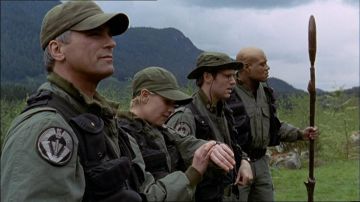 Las crestas del uniforme Stargate del coronel Jack O'Neill (Richard Dean Anderson) en Stargate SG-1 S01E19