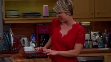Le top Joie porté par Penny (Kaley Cuoco) dans The Big bang Theory S08E22