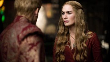 La robe rouge de Cersei Lannister (Lena Headey) dans Juego de Tronos S02E01
