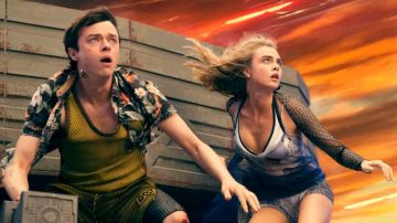 Camisa de flores de Valeriana (Dane DeHaan) en Valeriana y la Ciudad de los Mil Planetas
