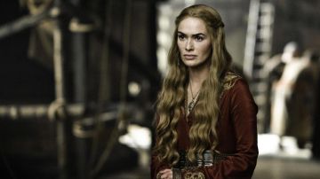 Le collier de Cersei Lannister (Lena Headey) dans Game of Thrones S02E01