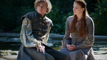 La broche de Loras Tyrrell (Finn Jones) dans Juego de Tronos S03E06