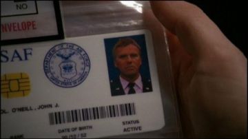 La réplica de la tarjeta de identificación del coronel Jack O'Neill (Richard Dean Anderson) en Stargate SG-1 S02E05