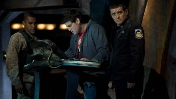 El uniforme negro usado por el Coronel Everett Young (Louis Ferreira) en Stargate Universe S01E06