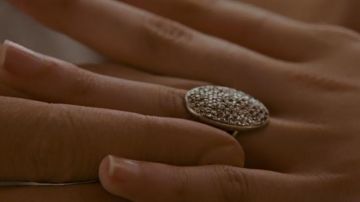 Anillo de compromiso de Bella Swan (Kristen Stewart) en Crepúsculo, Capítulo 3 - Vacilación