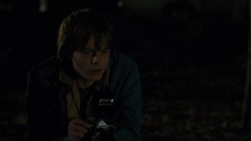 Cámara pentax K1000 vintage de Jonathan Byers (Charlie Heaton) en Stranger Things S01E02