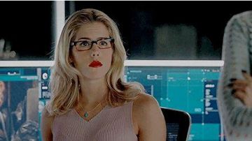 Haut rose de Felicity Smoak (Emily Bett Rickards) dans Arrow