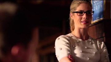 Haut en laine blanc de Felicity Smoak (Emily Bett Rickards) dans Arrow
