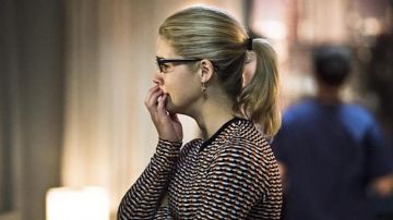 Haut à motifs à longues manches de Felicity Smoak (Emily Bett Rickards) dans Arrow