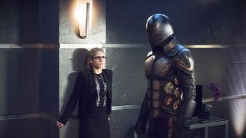 Veste noire de Felicity Smoak (Emily Bett Rickards) dans Arrow