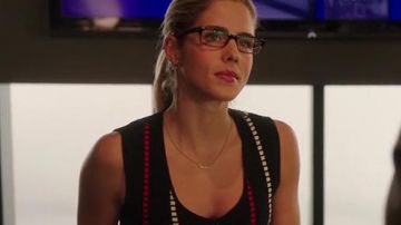 Haut rayures rouges, blanches et bleues de Felicity Smoak (Emily Bett Rickards) dans Arrow